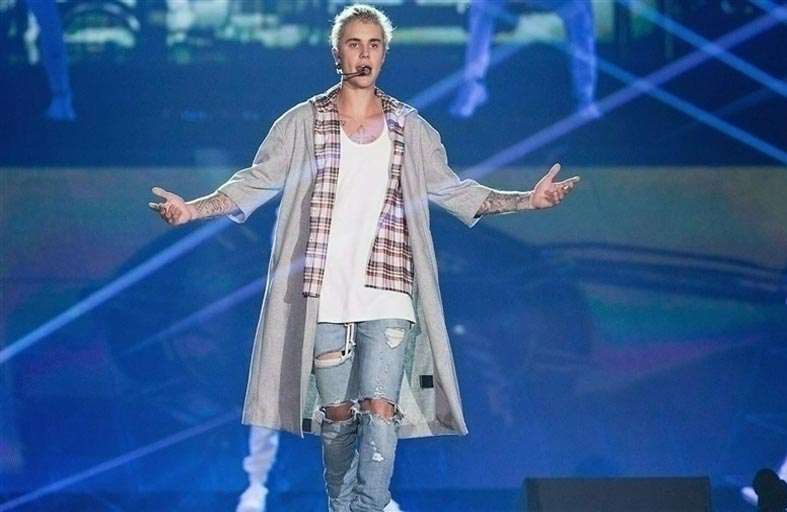 جاستن بيبر يقطع جولته الفنية.. والجمهور يتضامن