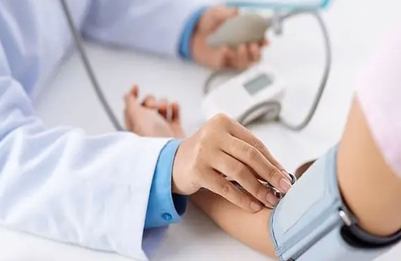 لماذا يجب أخذ قراءات ضغط الدم من كلا الذراعين؟!