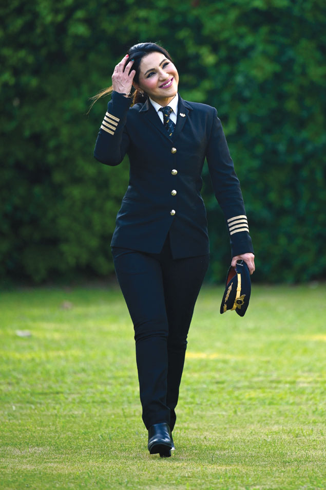 القبطان زويا أغاروال تقف لالتقاط صورة في منزلها في نويدا الكبرى بالهند.  وتتذكر زويا عندما قالت إنها تحلم بغزو السماء، بكت والدتها وطلبت منها انتظار  «صبي مناسب» لتتزوج أفضل من ذلك. (ا ف ب) 