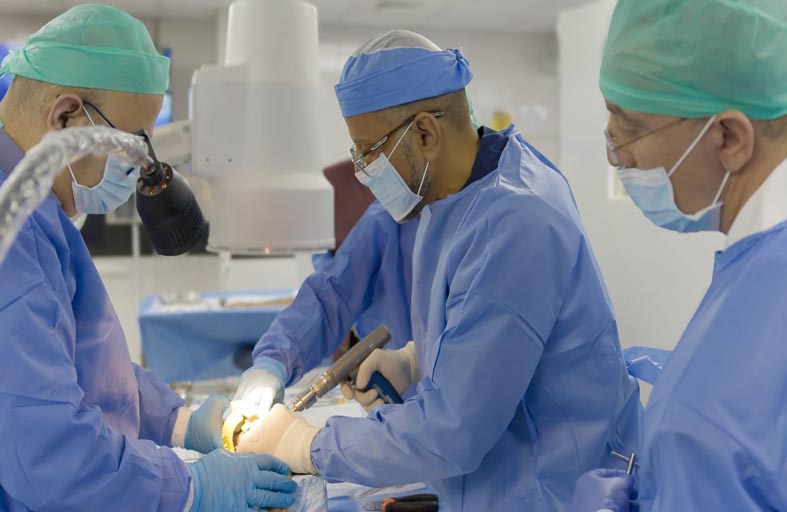 ورشة عمل ينظمها مركز التدريب الإكلينيكي بجامعة الشارقة لتطبيق تقنية حديثة الأداء الجراحي لجهاز إصلاح كسور عظام الرسغ البعيدة 