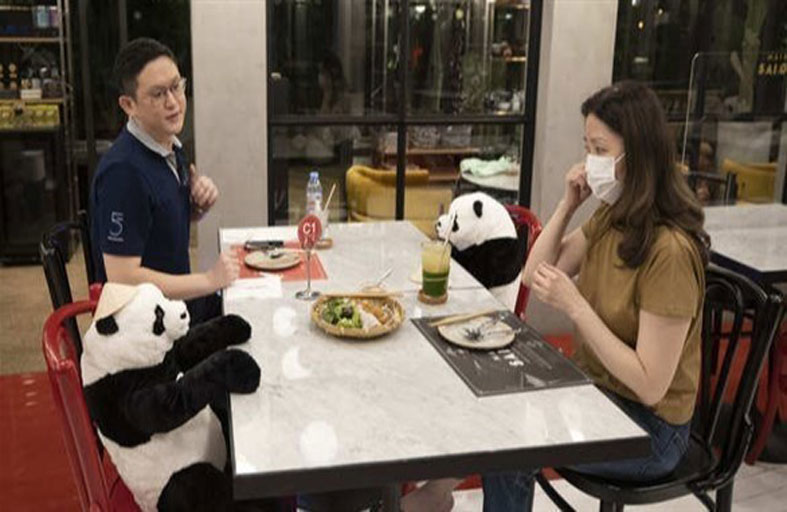 مطعم يشغل طاولاته بالدمى