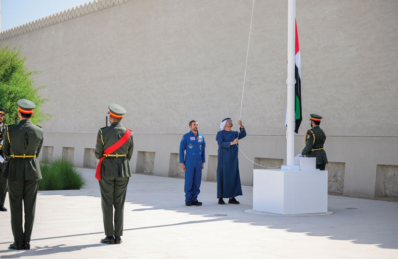 رئيس الدولة: علم الدولة يجسد معاني العزة والمجد والشموخ  