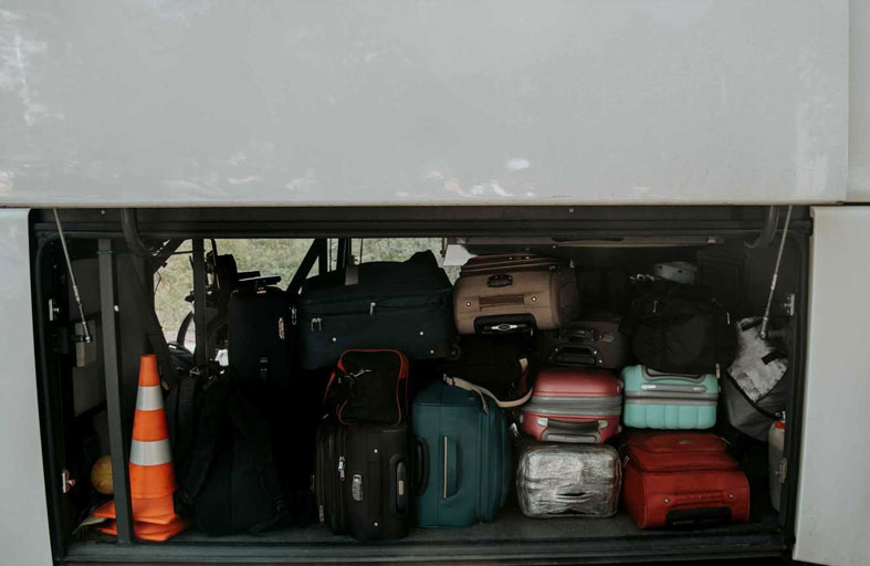 فيديو صادم لامرأة داخل حقيبة سفر