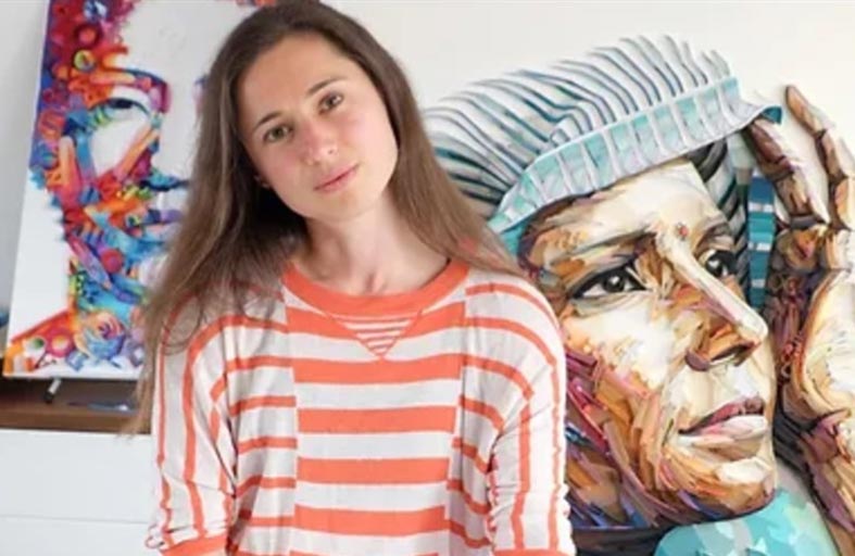 دخلت عالم الورق فجأة.. فأنجزت أعمالاً لا تصدق