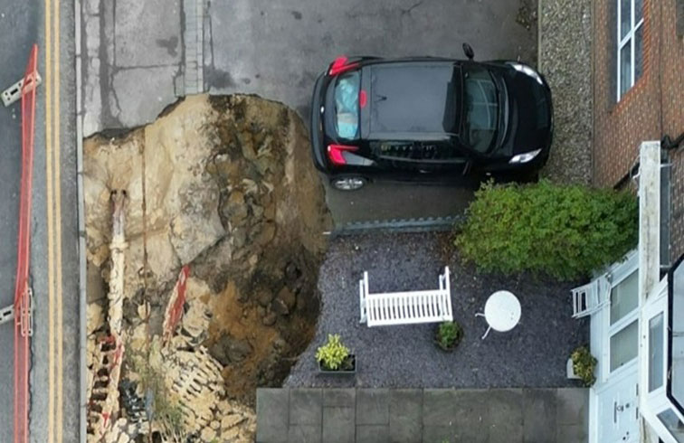 بريطانيا.. حفرة عملاقة تبتلع منازل وترعب السكان 