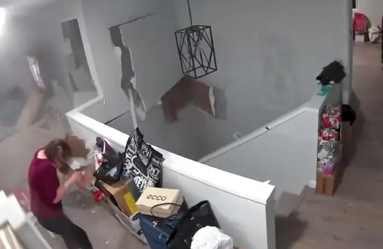 فيديو يحبس الأنفاس.. صخرة ضخمة  تحطم منزلا 