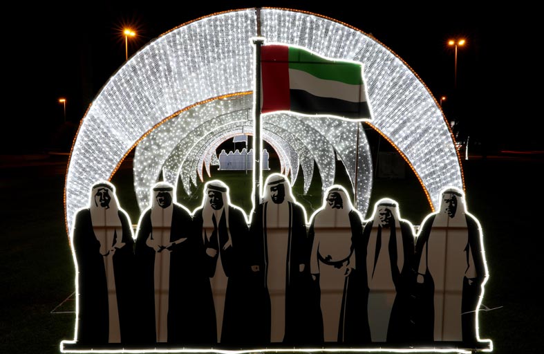 بلدية العين تزين ميادين وشوارع المدينة بمناسبة اليوم الوطني الـ49