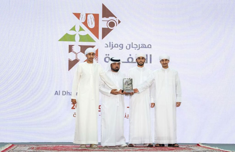 منافسات قوية في مزاينة «الظفرة للتمور» وتتويج الفائزين