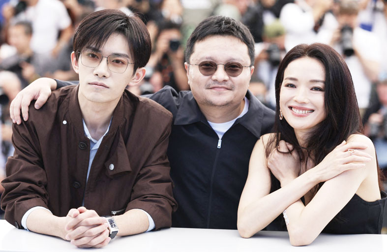 «إنبعاث» متاهة سينمائية من الصور والأزمنة والأرواح المبعثرة