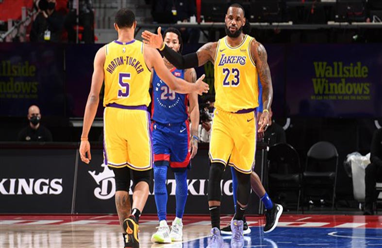 ليكرز يحسم كلاسيكو بوسطن بشق النفس 