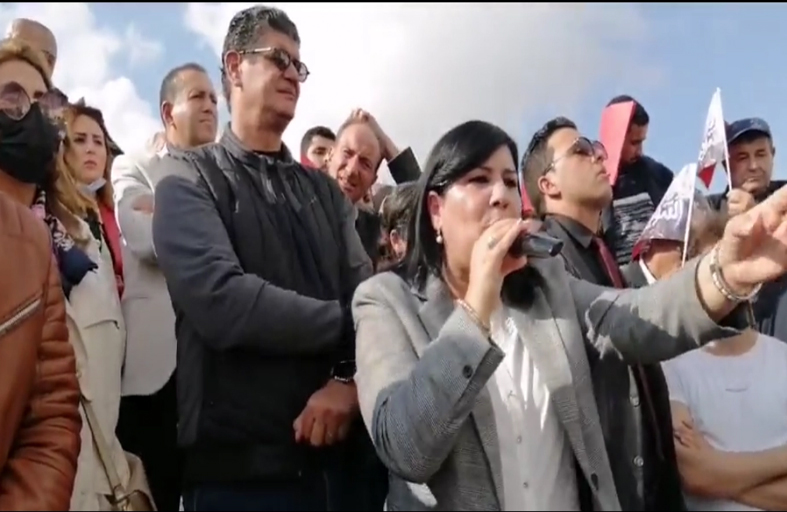 أنصار الدستوري الحر يحتجون أمام مقر الحكومة