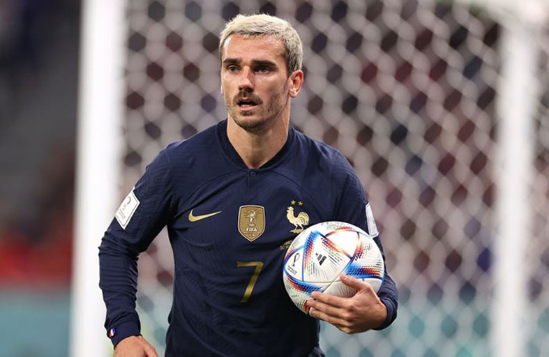 غريزمان يتوهج في دور جديد مع «الديوك» 