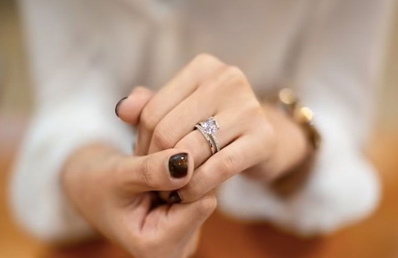 استعادة خاتم ألماس من مكنسة كهربائية 