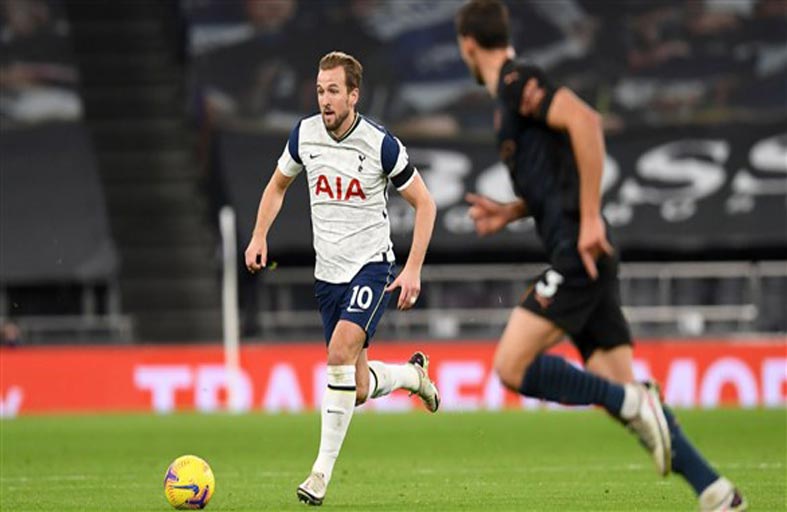 «صانع الأهداف» كين يقود توتنهام للصدارة