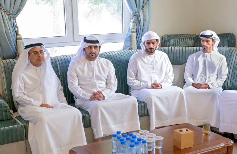 مكتوم بن محمد يقدّم واجب العزاء في وفاة زوجة عبدالرحمن صالح آل صالح