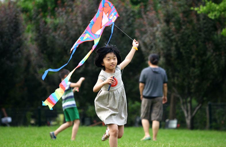 الصين تسمح لمواطنيها بإنجاب طفل ثالث