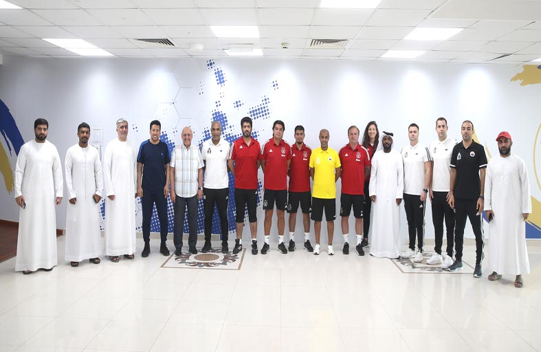 أكاديمية نادي الشارقة تعقد ورشة عمل لطاقم أجاكس التدريبي 