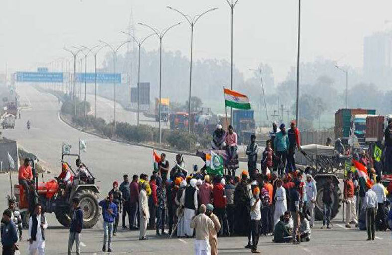 مزارعون هنود يغلقون طريقا سريعة خارج نيودلهي