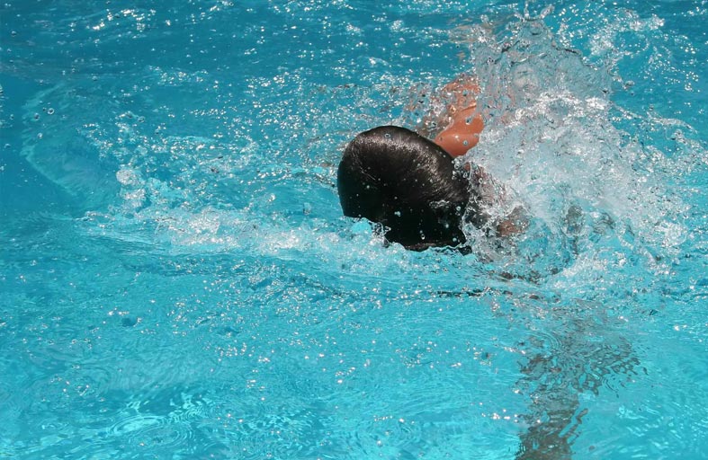 وفاة طفلتين غرقًا في حمام سباحة