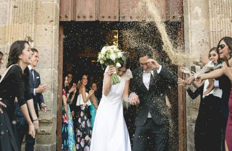 أصل تقليد رش الملح.. مفارقات بين الشرق والغرب