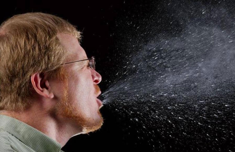 علماء يحسمون جدل «جزيئات كورونا الطائرة»