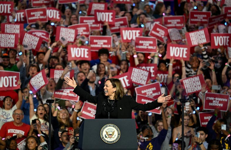 كامالا هاريس تعقد آخر اجتماع لها و وسائل الإعلام الأمريكية تتحدث عن «مفاجأة أكتوبر» 