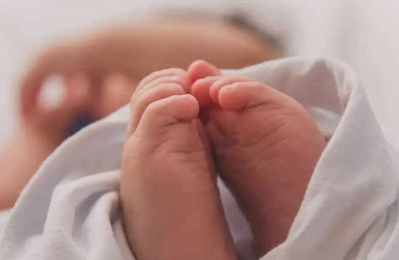 تايونية تتسبب في بتر أصابع رضيعتها