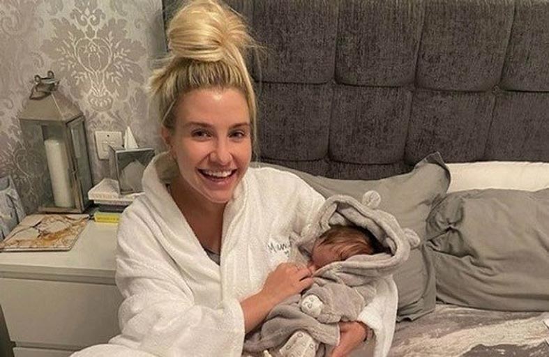 تستخدم حليب صدرها كعلاج طبيعي مضاد للشيخوخة