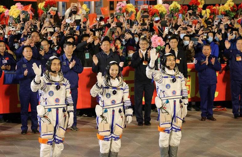 عودة ثلاثة رواد فضاء صينيين إلى الأرض 