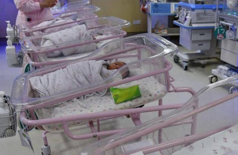 في مفاجأة.. امرأة تضع 9 توائم بدلا من 7