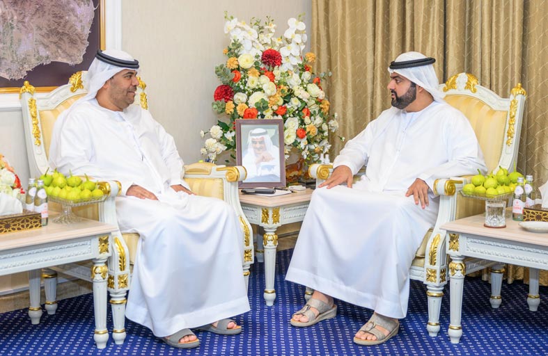 محمد الشرقي يطلع على سير عمل مكتب الموارد البشرية والتوطين بالفجيرة