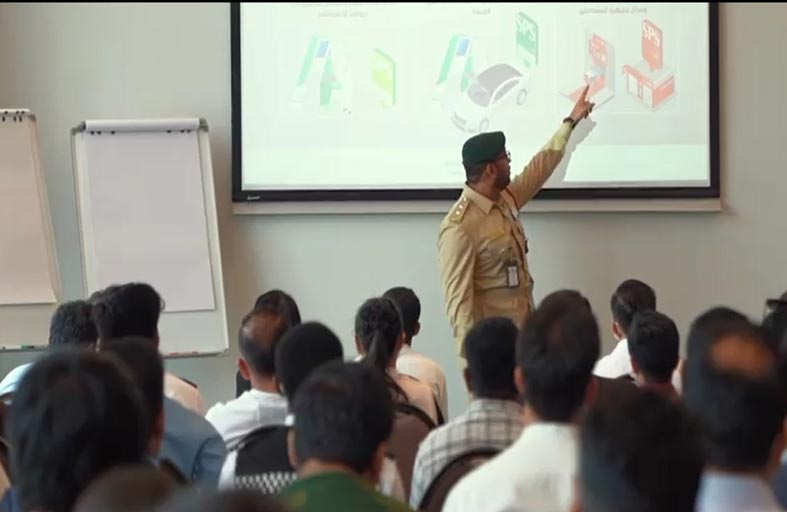 الشرطة السياحية بدبي تنظم محاضرة توعوية لموظفي منتجع شاطئ سينتارا ميراج