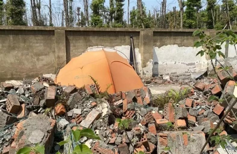 يترك وظيفته ويعيش داخل خيمة لسبب غريب