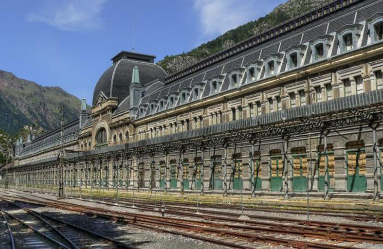 محطة قطارات تتحول إلى فندق أشباح