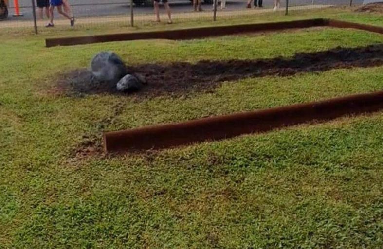 صور لـنيزك في فناء مدرسة.. حتى ناسا وقعت في الفخ