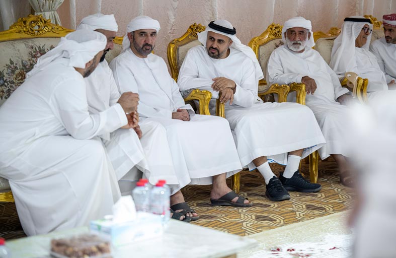 ذياب بن محمد بن زايد يقدم واجب العزاء بوفاة والد الشهيد محمد جديد الشحي