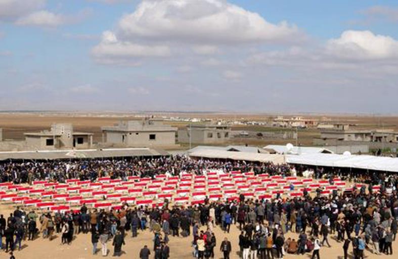 بعد 7 سنوات.. ناج يزيدي يدفن رفات والده ضحية داعش