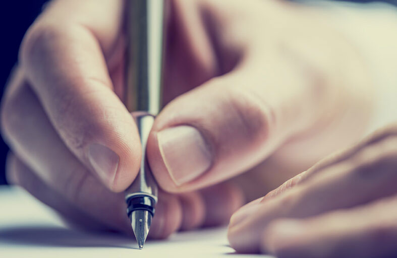 تجبر والدتها المحتضرة على توقيع وصية لإقصاء شقيقها