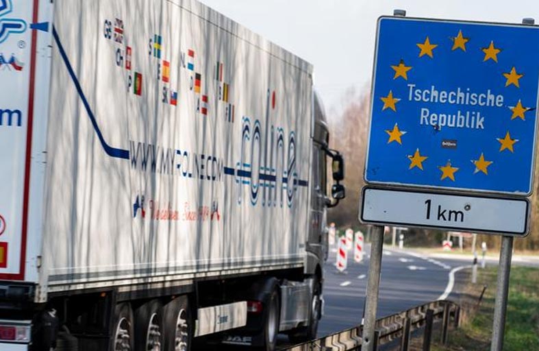 العثور على 30 مهاجراً في شاحنة 