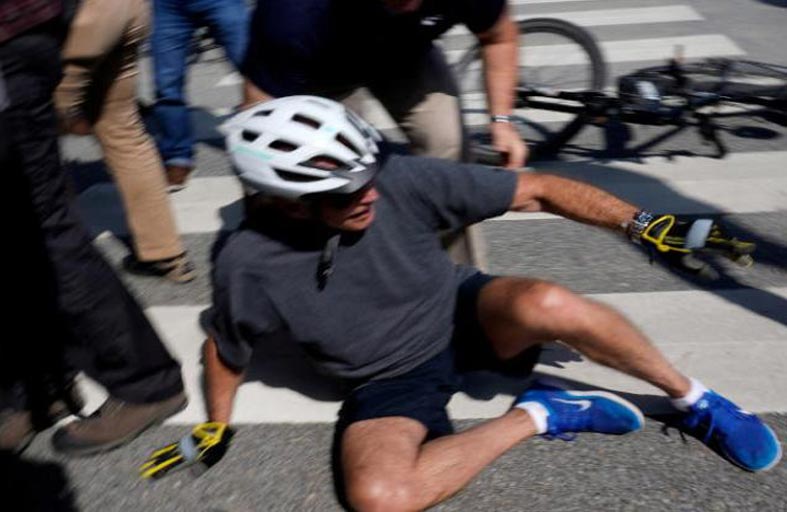 بايدن يسقط عن دراجته الهوائية 