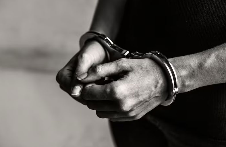 يقتل زوجته وحماته بالتواطؤ مع صديقته