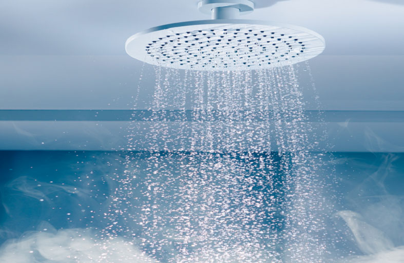 الاستحمام بالماء الساخن.. راحة نفسية أم تهديد صحي خفي؟