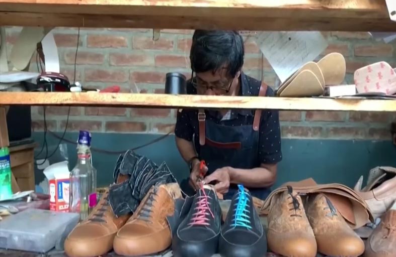 أحذية مصنوعة من أرجل الدجاج 