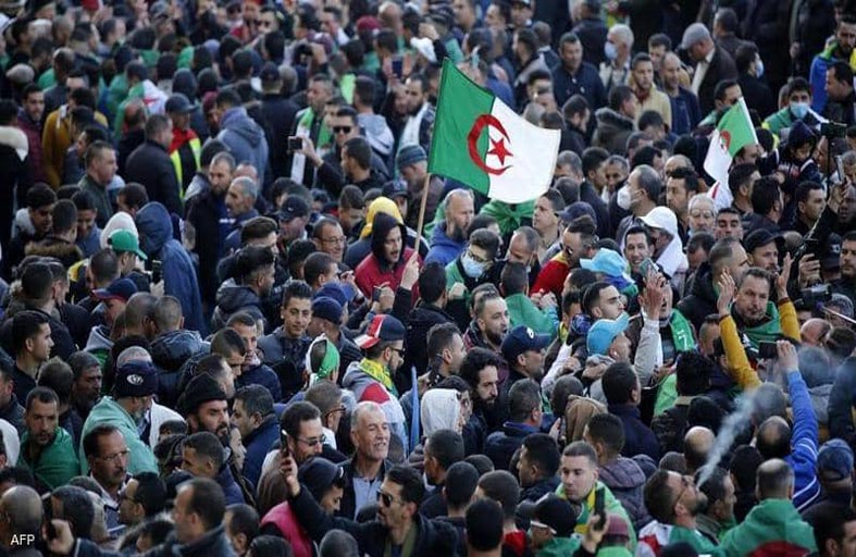 مجلس القضاء الجزائري  يعزل قاضيا داعما للحراك