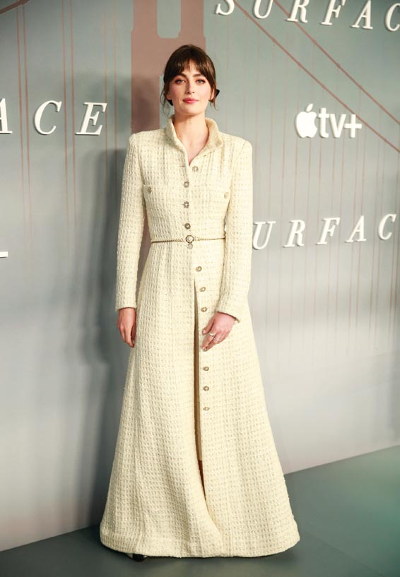 الممثلة الإنجليزية ميلي برادي تحضر العرض الأول لفيلم Surface  في مدينة نيويورك. ا ف ب