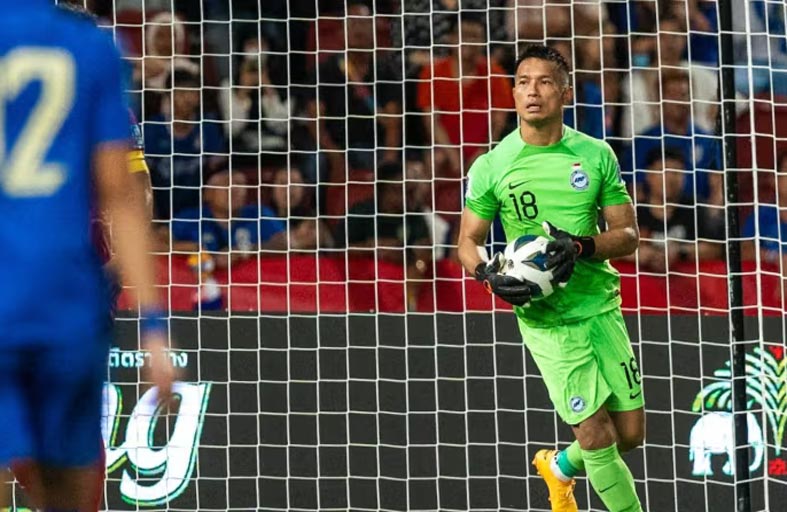 الصينيون يمطرون حارس سنغافورة بالأموال 