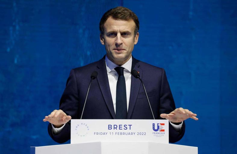 ماكرون يدعو إلى ضبط النفس خشية تصعيد أكبر