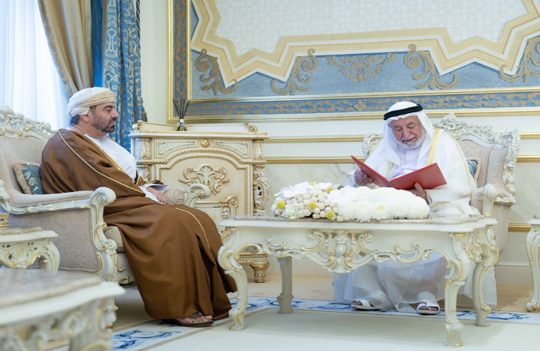 حاكم الشارقة يستقبل سفير سلطنة عُمان