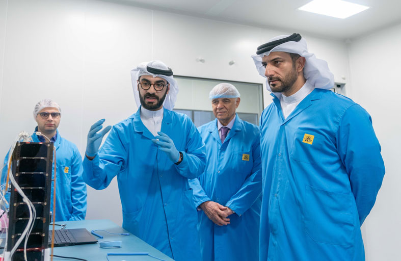 سلطان بن أحمد القاسمي يتفقد جاهزية القمر الصناعي الشارقة سات 1 