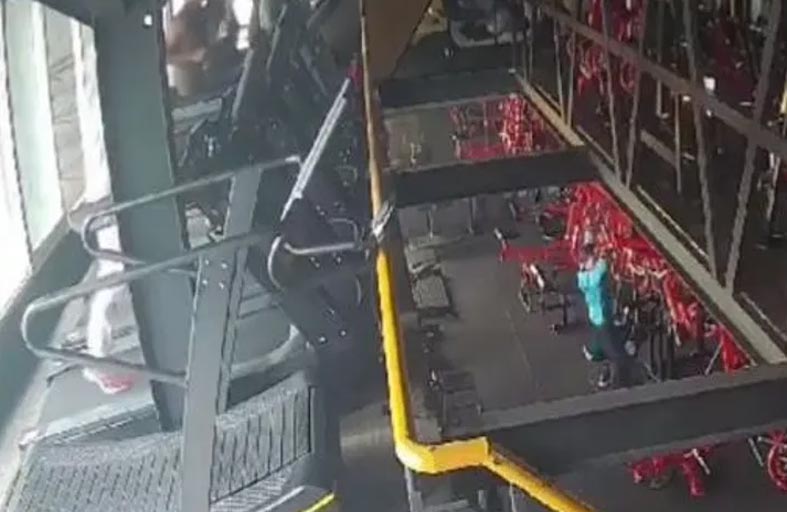 جهاز مشي يسقط شابة من الطابق الثالث